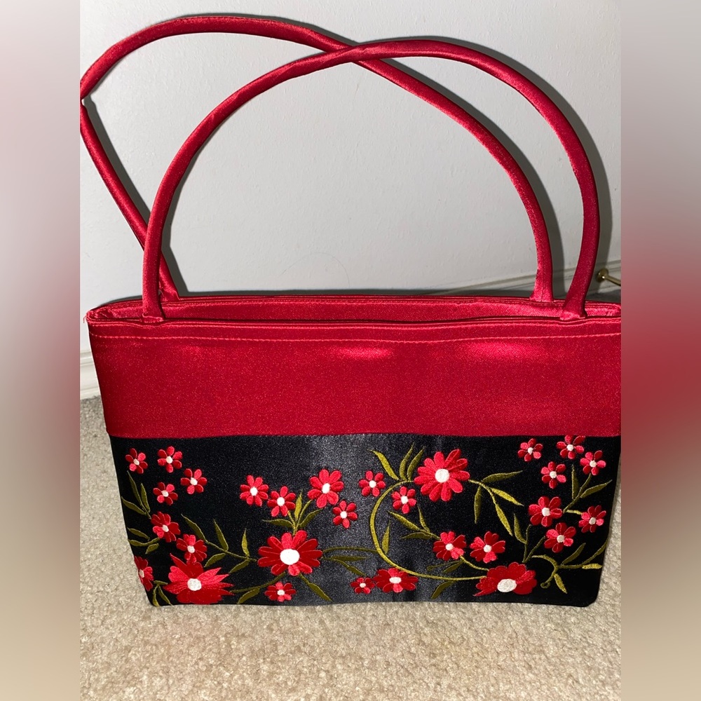 Floral vietnam purse
Red and black with floral print